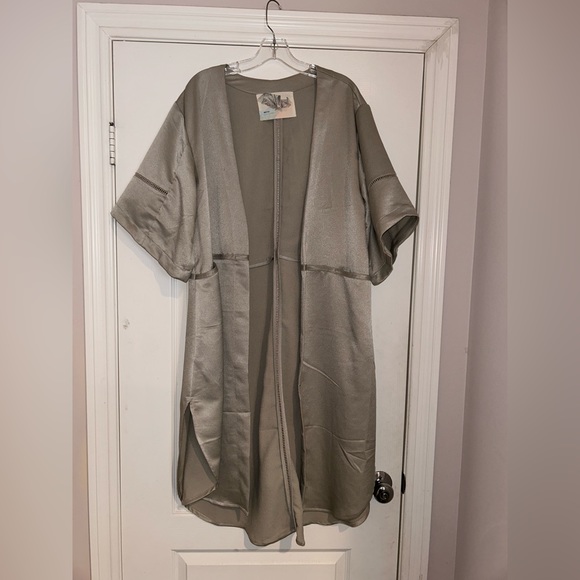 Kimchi Blue Taupe Kimono with pockets. - Picture 1 of 5